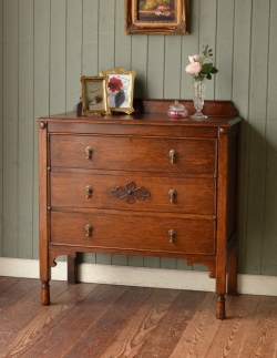 アンティーク家具  イギリスのカッコいいアンティーク家具、ほど良いサイズの３段チェスト
