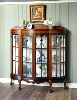 アンティーク家具 アンティークのキャビネット マホガニー材のアンティーク英国家具、装飾が美しいガラスキャビネット