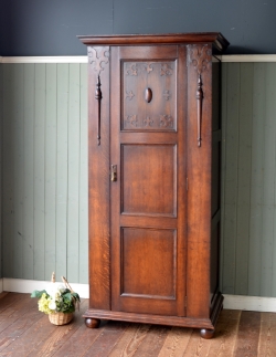 アンティーク家具 アンティークのキャビネット 高級感ある英国アンティーク家具、木製のホールローブ（コート掛け）