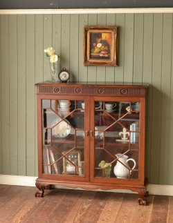 アンティーク家具 アンティークのキャビネット シノワズリーなアンティーク英国家具、ガラス扉のブックケース（本棚）