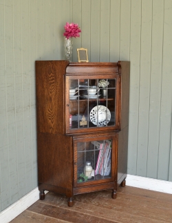 アンティーク家具  お部屋の角に置くアンティーク家具、コーナーガラスキャビネット