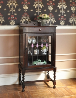 アンティーク家具 アンティークのキャビネット ステンドグラス入りのコンパクトなアンティークガラスキャビネット