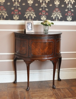 アンティーク家具 アンティークのキャビネット マホガニー材のアンティーク家具、スラッと脚長のカップボード