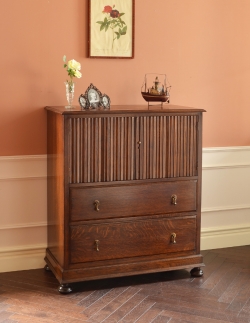 アンティーク家具 アンティークのキャビネット 落ち着いた雰囲気のアンティーク家具、英国のカップボード（食器棚）