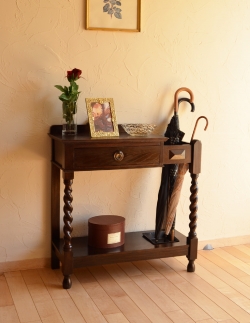 アンティーク家具 英国らしいデザインのアンティーク家具、木製のステッキスタンド(傘立て)