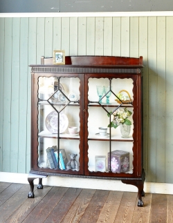 アンティーク家具 アンティークのキャビネット 上品な扉が付いたアンティーク家具、英国のガラスキャビネット