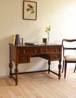 アンティーク家具 アンティークのデスク・書斎机 クラシックなアンティーク家具、素敵なライティングデスク（机）