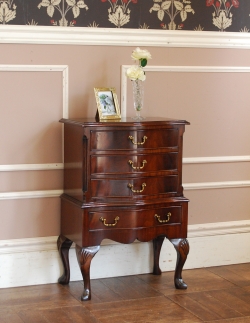 アンティーク家具  高級感のあるアンティーク家具、英国の小さなチェスト