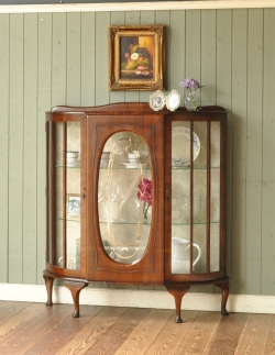 アンティーク家具 アンティークのキャビネット 英国アンティーク家具、扉の飾りがキレイなガラスキャビネット