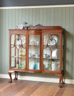 アンティーク家具 アンティークのキャビネット 英国らしいアンティークの家具、たっぷり入るガラスキャビネット（ショーケース）