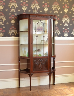 アンティーク家具 アンティークのキャビネット 上品なアンティークの英国家具、女性らしいガラスキャビネット（ショーケース）