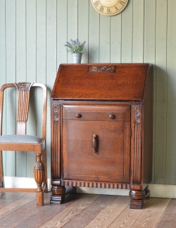 アンティーク家具 ビューロー アンティークの英国家具、どっしりとしたライティングビューロー