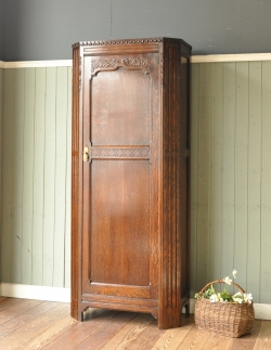 アンティーク家具 アンティークのキャビネット 英国紳士のアンティーク家具、お洋服がキレイに掛けられるワードローブ