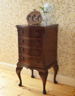 アンティーク家具 アンティークのチェスト 英国の気品が溢れるアンティーク家具、マホガニー材の小さなチェスト