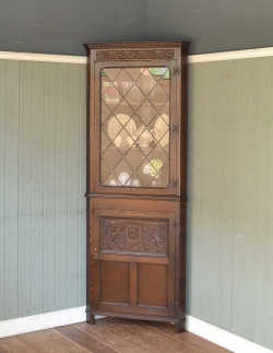 アンティーク家具 アンティークのキャビネット 扉が美しいアンティークの英国家具、コーナーガラスキャビネット