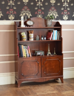 アンティーク家具 アンティークのキャビネット 英国のアンティーク家具、扉収納付きのスタンディングブックシェルフ（本棚） 