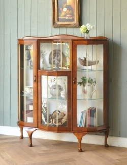 アンティーク家具 アンティークのキャビネット イギリス輸入のアンティーク家具、上品な模様入りのガラスキャビネット