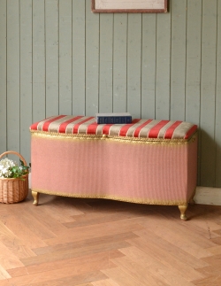 アンティーク家具 ブランケットボックス・収納ボックス 色が可愛いパステルピンク×ゴールドのアンティークブランケットボックス