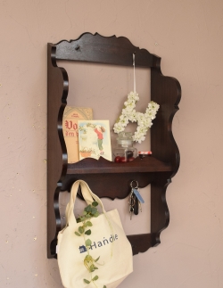 アンティーク家具 アンティークのウォールハンガー カッティングが美しい大人色のアンティークの木製シェルフ