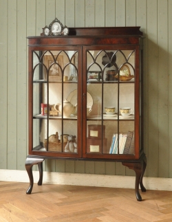 アンティーク家具 アンティークのキャビネット 大きなガラス扉の英国アンティーク家具、ガラスキャビネット