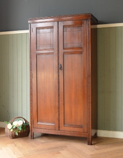 アンティーク家具 アンティークのキャビネット 小さなお花がたっぷりデザインされた、オーク材のワードローブ