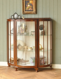アンティーク家具 アンティークのキャビネット 半月形で品がある英国のアンティーク家具のガラスキャビネット(飾り棚)