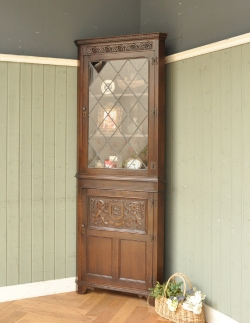 アンティーク家具 アンティークのキャビネット お部屋の角を彩るアンティーク家具、ガラス扉のコーナーキャビネット