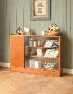 アンティーク家具 アンティークのキャビネット 北欧風シンプルデザインのヴィンテージ家具、ガラスキャビネット