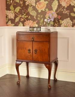 アンティーク家具 アンティークのキャビネット アンティーク家具らしい英国の、スモールキャビネット（ウォルナット材） 