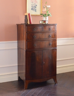 アンティーク家具 アンティークのキャビネット マホガニー材のアンティーク家具、イギリスのカップボードチェスト