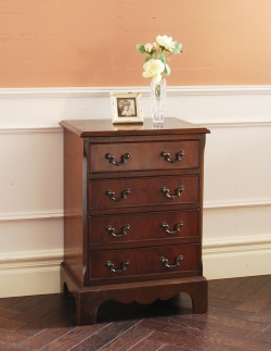 アンティーク家具 アンティークのチェスト ベッドルームで使えるアンティーク家具、英国輸入のスモールチェスト
