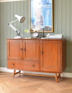 アンティーク家具 アンティークのキャビネット 北欧スタイルに似合うアーコール社のアンティークサイドボード