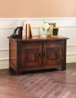 アンティーク家具 アンティークのキャビネット アンティークの英国家具、彫りがカッコイイ、オーク材の小さなカップボード