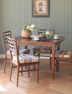 アンティーク家具 食卓テーブル 北欧テイストのヴィンテージ家具、コンパクトな伸張式ダイニングテーブル