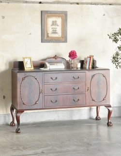 アンティーク家具 アンティークのキャビネット クラシックなデザインのアンティーク英国家具、リビングボード（サイドボード）