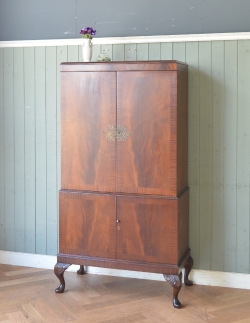 アンティーク家具 アンティークのキャビネット 高級なマホガニー材を使った英国家具、アンティークカクテルキャビネット（食器棚）