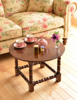 アンティーク家具 アンティークのテーブル 小ぶりなアンティークの英国家具、脚の美しいコーヒーテーブル