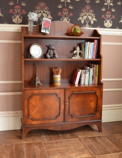 アンティーク家具 アンティークのキャビネット 書斎やリビングで使いたいアンティーク家具、スタンディングブックシェルフ（本棚） 