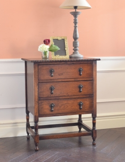 アンティーク家具 アンティークのチェスト クラシックな英国のアンティーク家具、天板の縁どりの装飾がとても美しいチェストオブドロワーズ