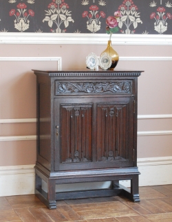 アンティーク家具 アンティークのキャビネット アンティークの英国家具、彫りがカッコイイ、鍵付きの小さなカップボード