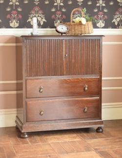 アンティーク家具 アンティークのキャビネット アンティークのキャビネット、英国で見つけたサイドボード