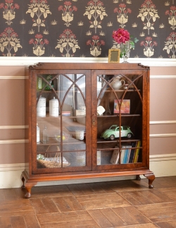 アンティーク家具 アンティークのキャビネット 英国から届いたアンティーク家具、ガラス扉のデザインが上品な木製のブックケース(本棚)