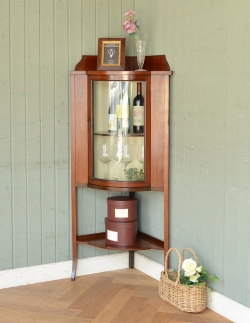 アンティーク家具 アンティークのキャビネット 角を有効に使うアンティーク家具、ガラスの曲線が美しいマホガニー材のコーナーキャビネット