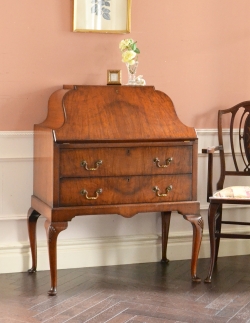 アンティーク家具 ビューロー ウォルナット材のアンティーク英国家具、曲線の美しいライティングビューローデスク