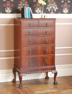 アンティーク家具 アンティークのチェスト 木目と装飾が美しいアンティークの英国家具、マホガニー材のチェストオブドロワーズ