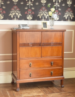 アンティーク家具 アンティークのキャビネット 扉、引き出し、鏡が付いた多機能なアンティーク英国家具、バチェラーズチェスト