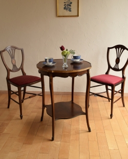 アンティーク家具 オケージョナルテーブル 天板のお花模様が美しいアンティークのオケージョナルテーブル（ティーテーブル）