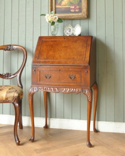 アンティーク家具 ビューロー キレイなアンティーク英国家具、ウォルナット材の小さなビューロー（デスク）