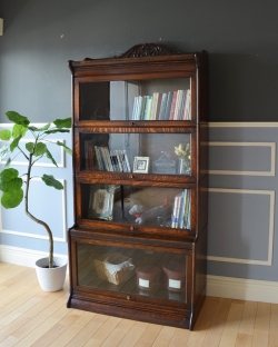 アンティーク家具 アンティークのキャビネット アンティーク英国家具、女性にもオススメしたい美しい彫りの付いたスタッキングブックケース