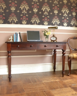 アンティーク家具 アンティークのデスク・書斎机 アンティークの美しい英国家具、大人色のマホガニー材のデスク